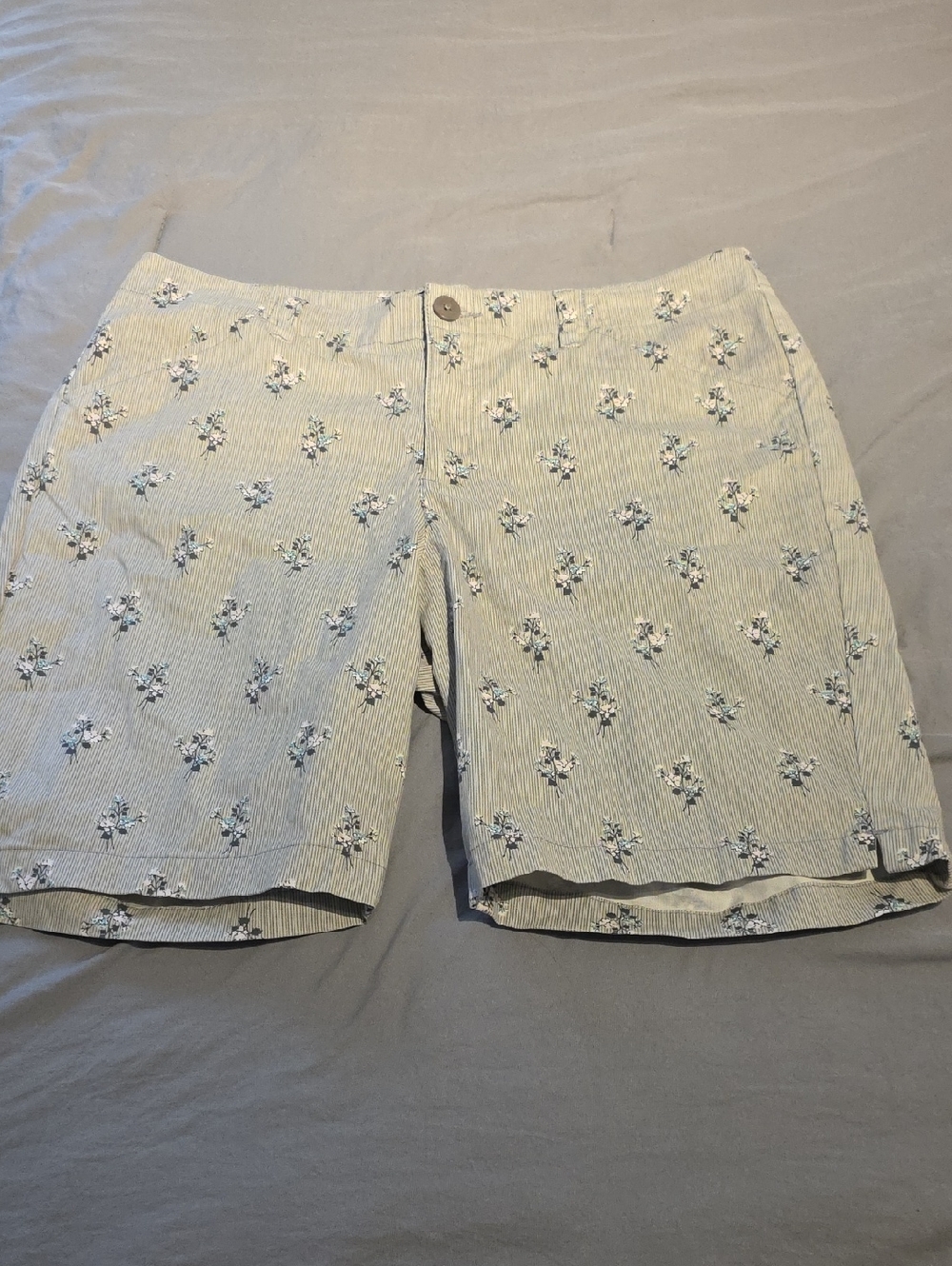 Lee Women's Floral Seersucker Flat Front Shorts - Light Blue & White